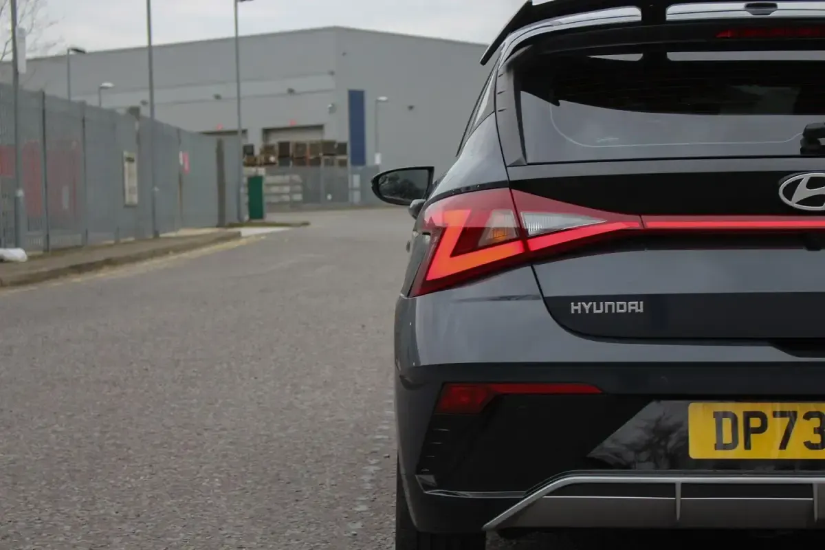 Begagnad Hyundai i20 Advanced 2023 Grå Halvkombi