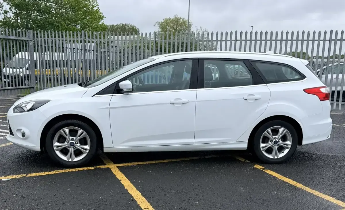 Begagnad Ford Focus Zetec 125 HK (91 kW) 2013 Vit Kombi