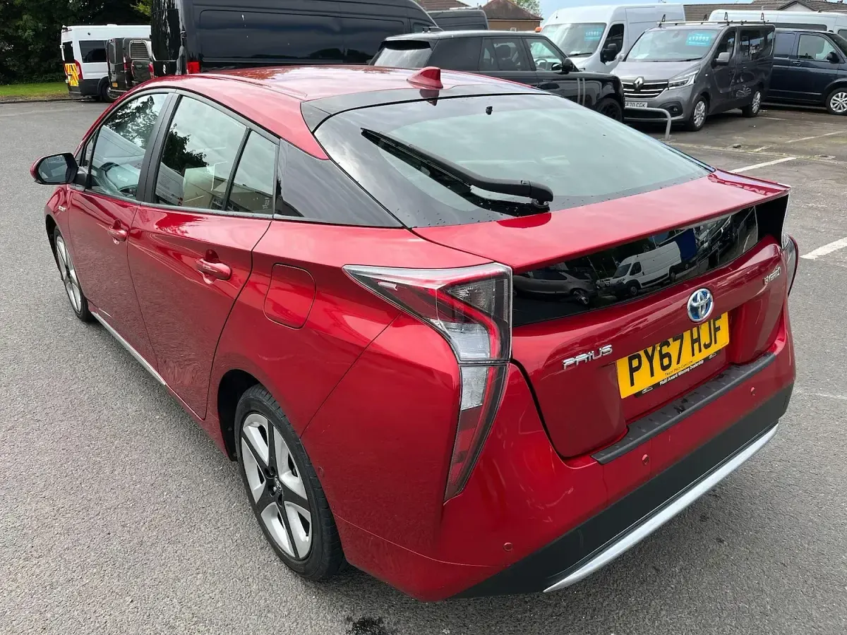 Used Toyota Prius 122 HP (89 kW) 2018 Red Hatchback