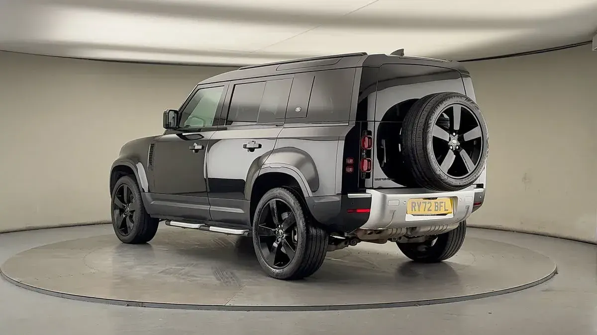 Used Land Rover Defender SE 300 HP (220 kW) 2023 Santorini black SUV