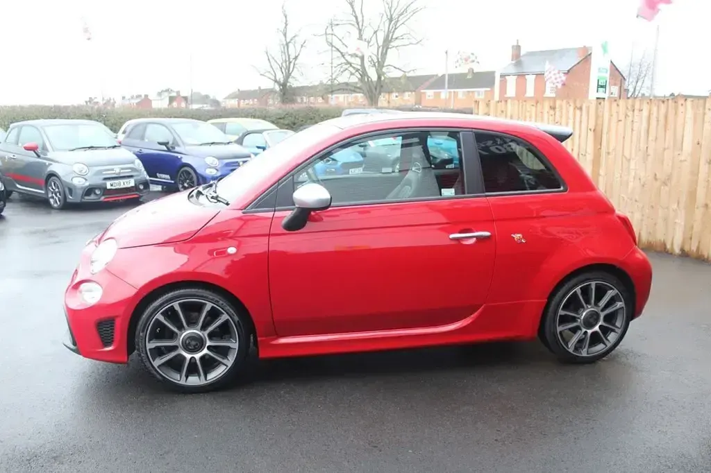 Begagnad Abarth 595 Turismo 165 HK (121 kW) 2022 Röd Halvkombi