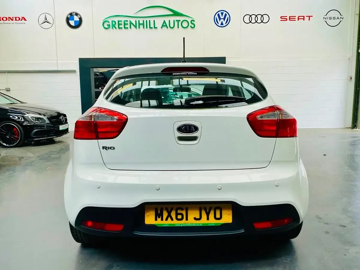 Used Kia Rio 109 HP (80 kW) 2011 White Hatchback