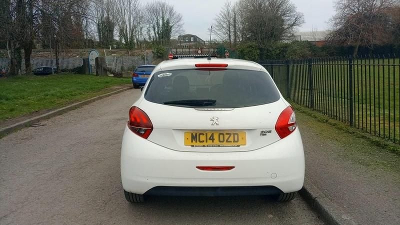 Used Peugeot 208 Allure 92 HP (67 kW) 2014 White Hatchback