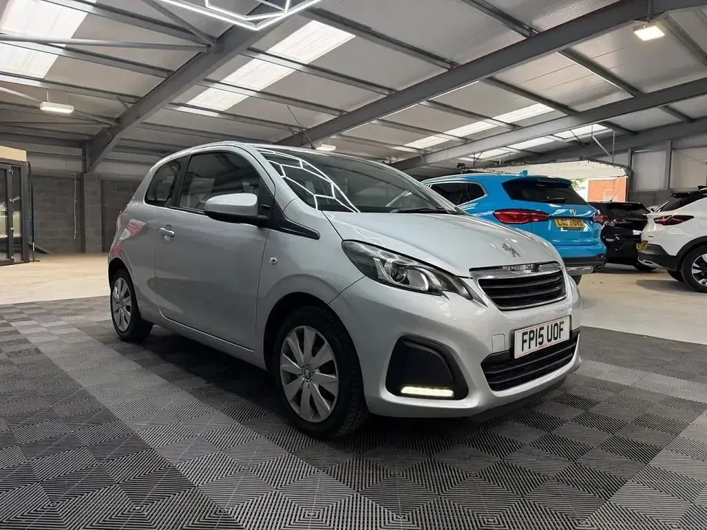 Usado Peugeot 108 Active 68 CV (50 kW) 2015 Plateado Utilitario