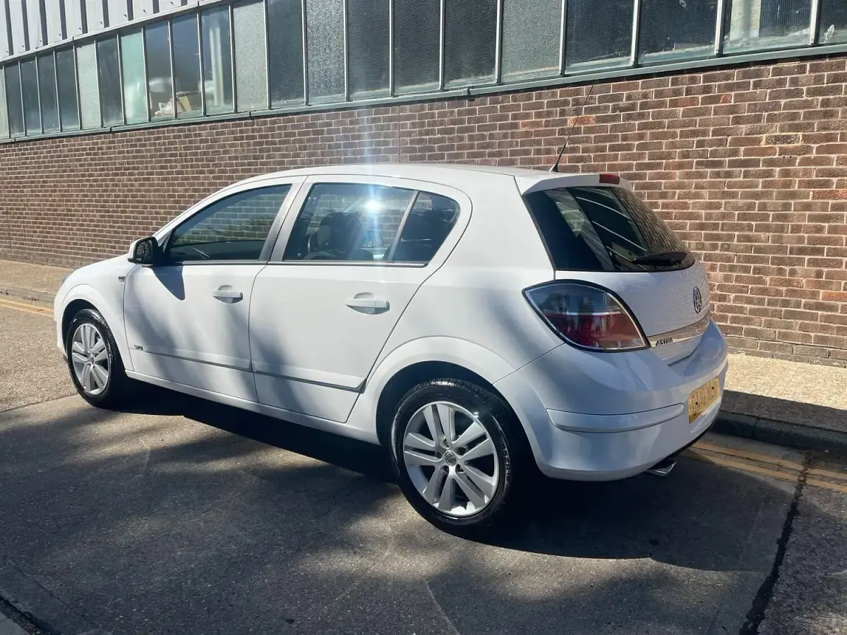 Used Vauxhall Astra 115 HP (84 kW) 2010 White Hatchback