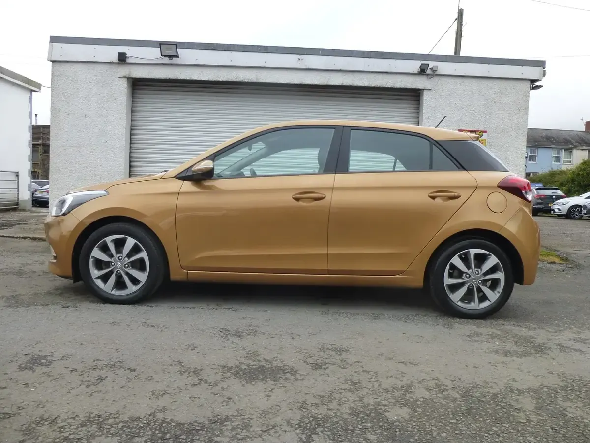 Used Hyundai i20 Edition 100 HP (73 kW) 2015 Orange Hatchback