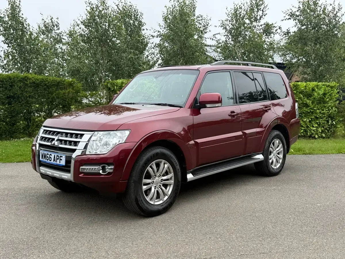 Used Mitsubishi Shogun 2016 Red SUV