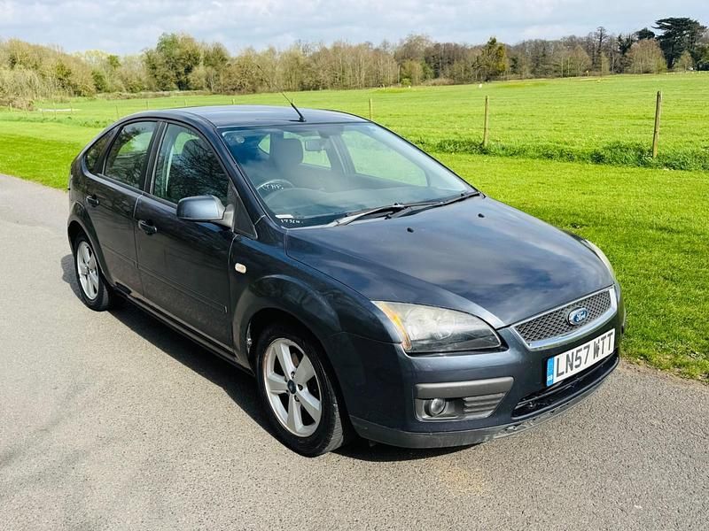 Begagnad Ford Focus Zetec 115 HK (84 kW) 2007 Grå Halvkombi