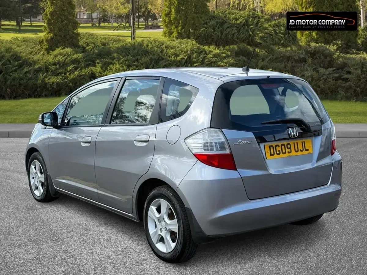 Begagnad Honda Jazz ES 100 HK (73 kW) 2009 Silver Halvkombi