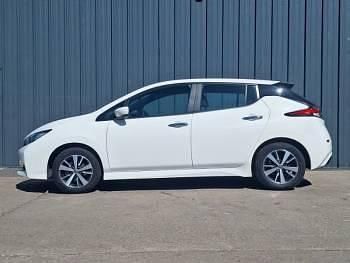 Begagnad Nissan Leaf Acenta 110 kW (150 HK) 2020 Vit Halvkombi