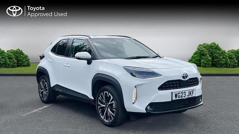 Pure white Used 2023 Toyota Yaris Hybrid Estate | £25,040 (Fair price) - Image 1/2