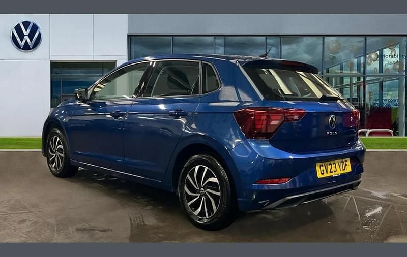 Used VW Polo Life 80 HP (58 kW) 2023 Reef blue metallic Hatchback