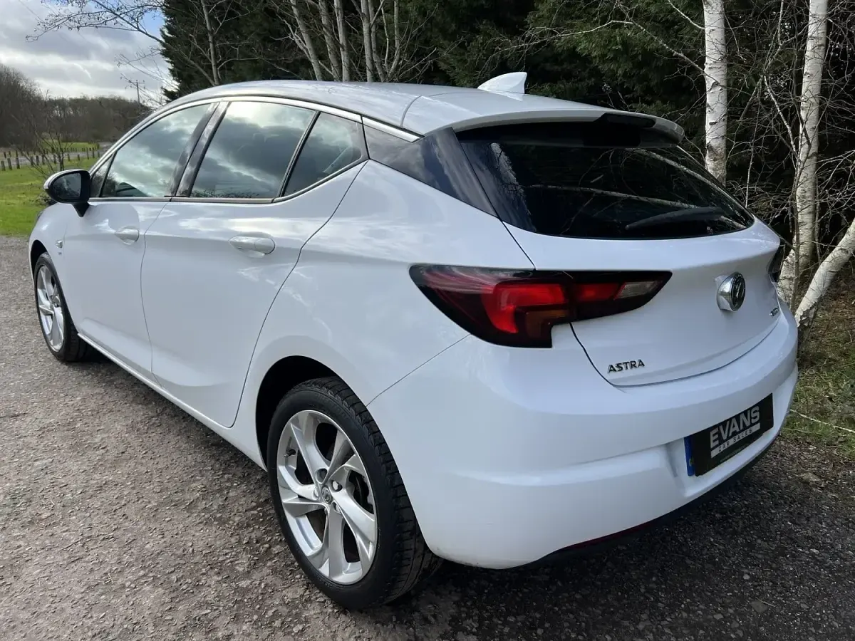 Used Vauxhall Astra SRi 105 HP (77 kW) 2017 White Hatchback