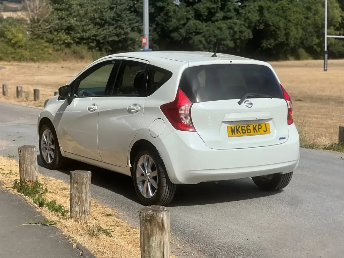 Used Nissan Note Tekna 90 HP (66 kW) 2016 White Hatchback