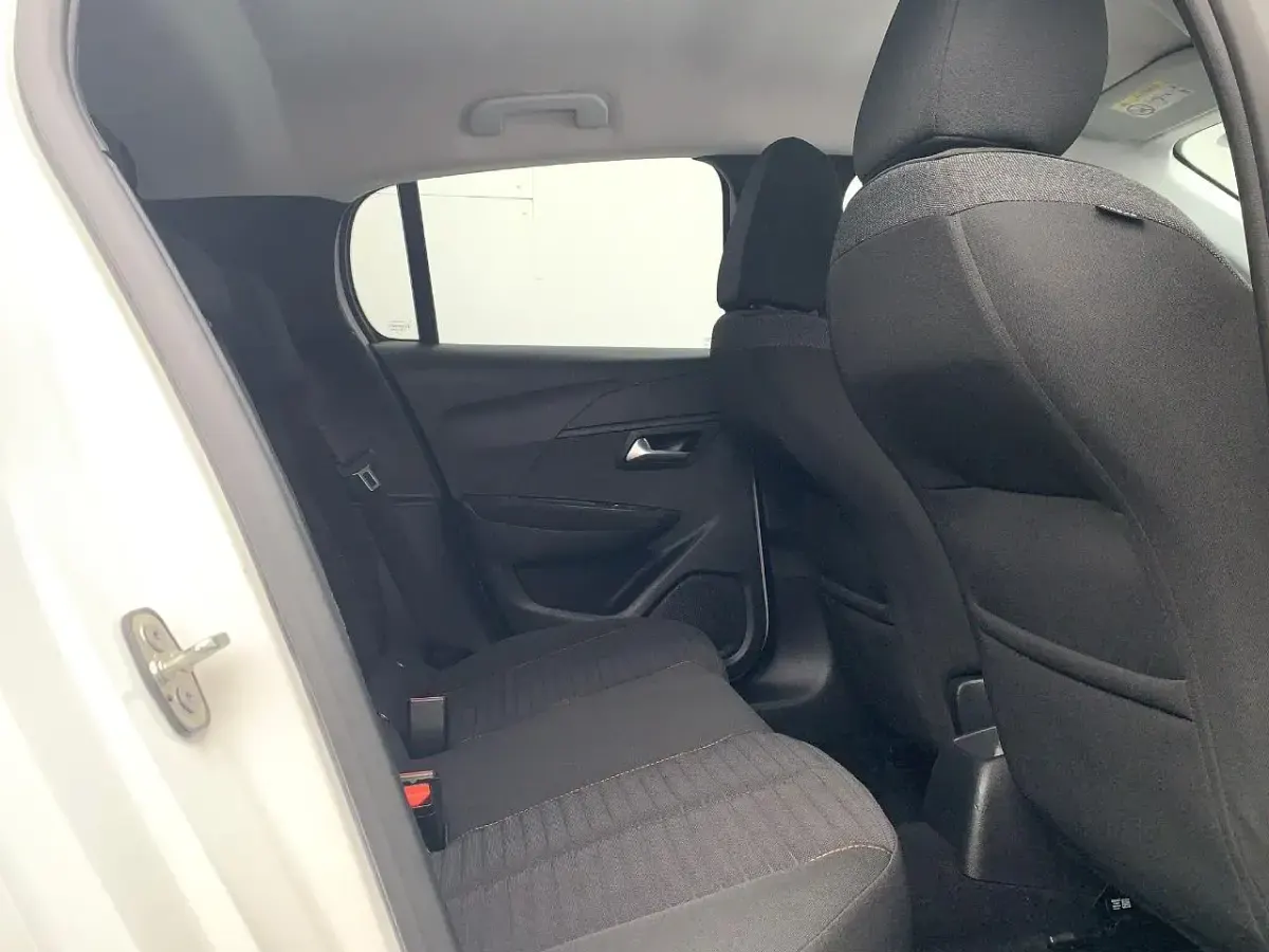 Used Peugeot 208 Active+ 74 HP (54 kW) 2023 White Hatchback