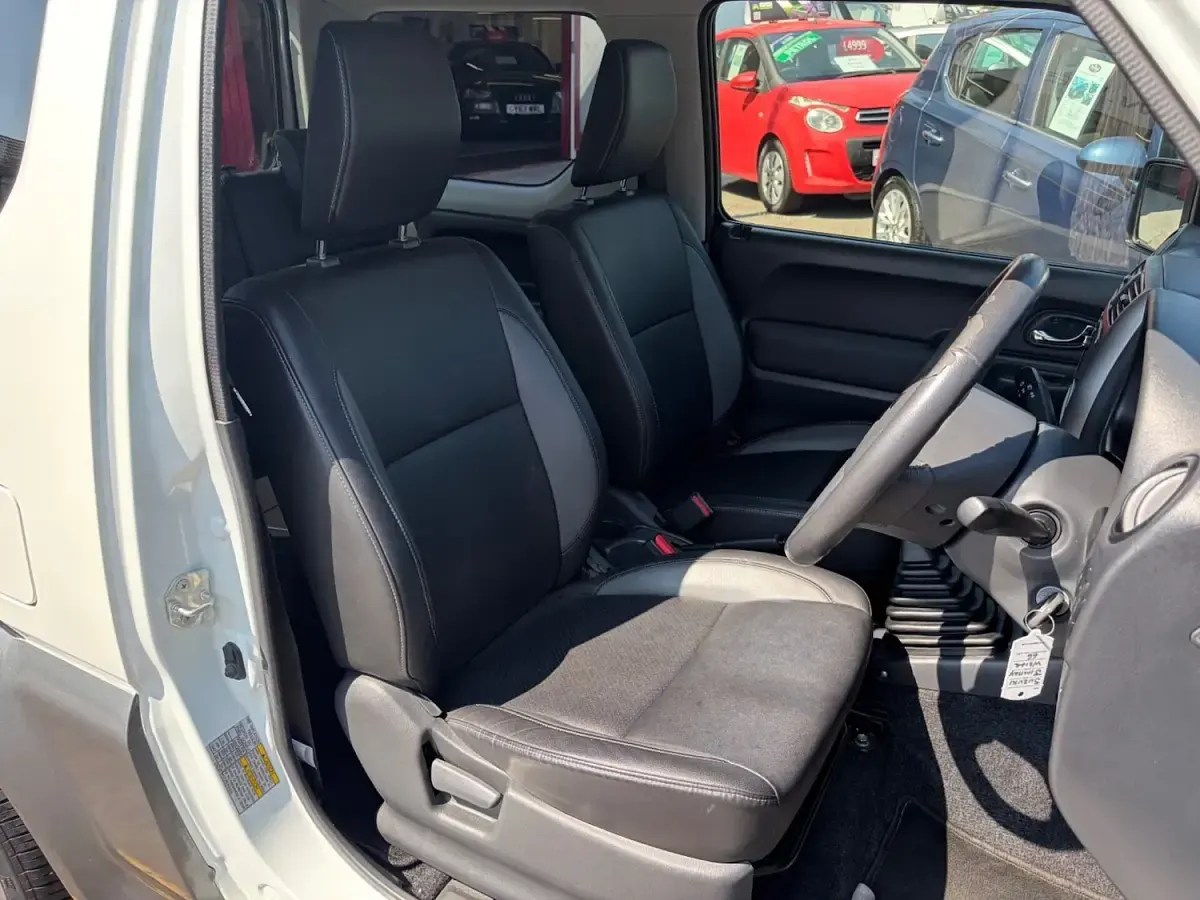 Used Suzuki Jimny Adventure 85 HP (62 kW) 2016 White/grey SUV