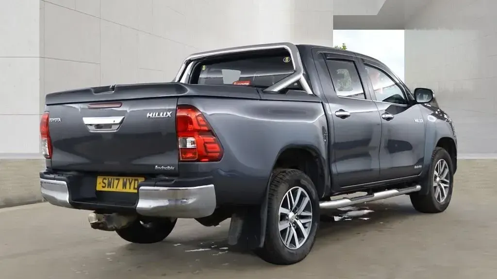 Used Toyota HiLux 150 HP (110 kW) 2017 Grey Pickup