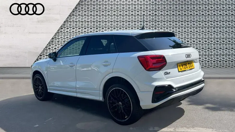 Używany Audi Q2 Black Edition 116 KM (85 kW) 2026 Biały SUV