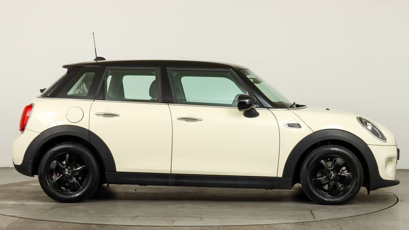 Used Mini Cooper Classic 134 HP (98 kW) 2020 White Hatchback