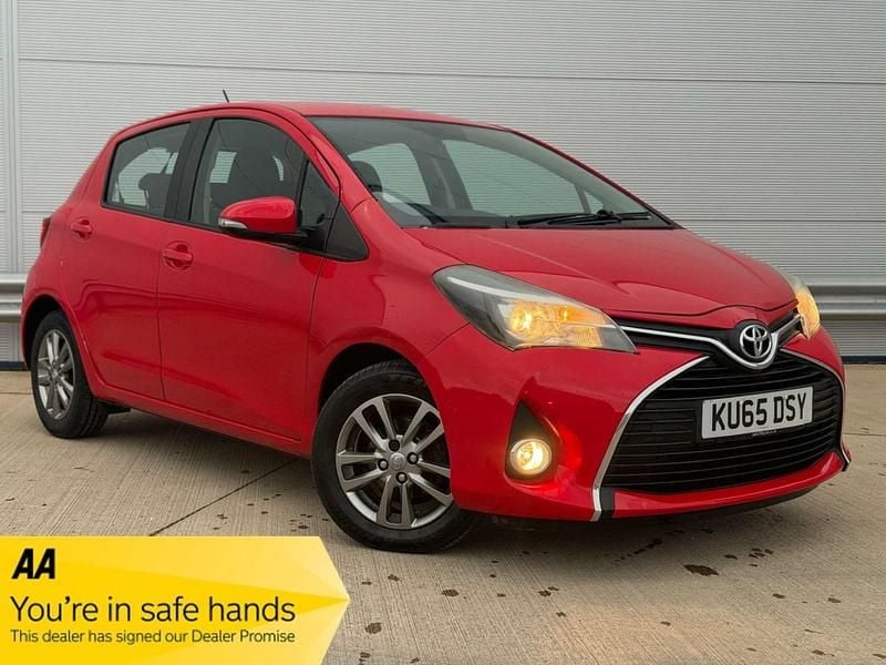 Used Toyota Yaris 99 HP (72 kW) 2015 Red Hatchback