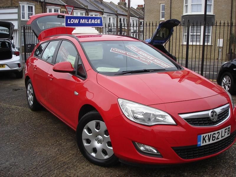 Used Vauxhall Astra 95 HP (69 kW) 2012 Red Estate