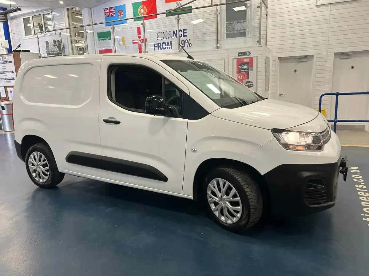 Used Citroën Berlingo 100 HP (73 kW) 2022 White MPV