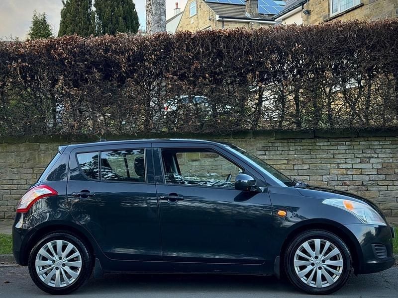 Usado Suzuki Swift SZ3 94 HP (69 kW) 2012 Preto Citadino