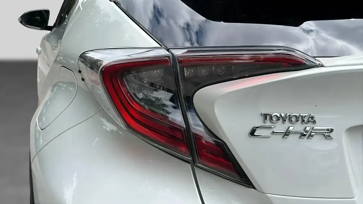 Used Toyota C-HR 120 HP (88 kW) 2018 White SUV