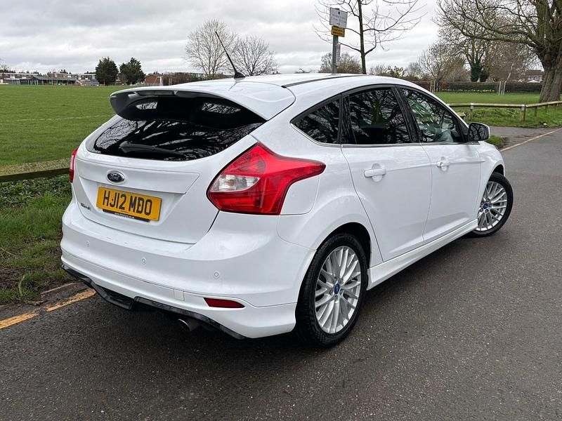 Used Ford Focus Zetec 2012 White Hatchback