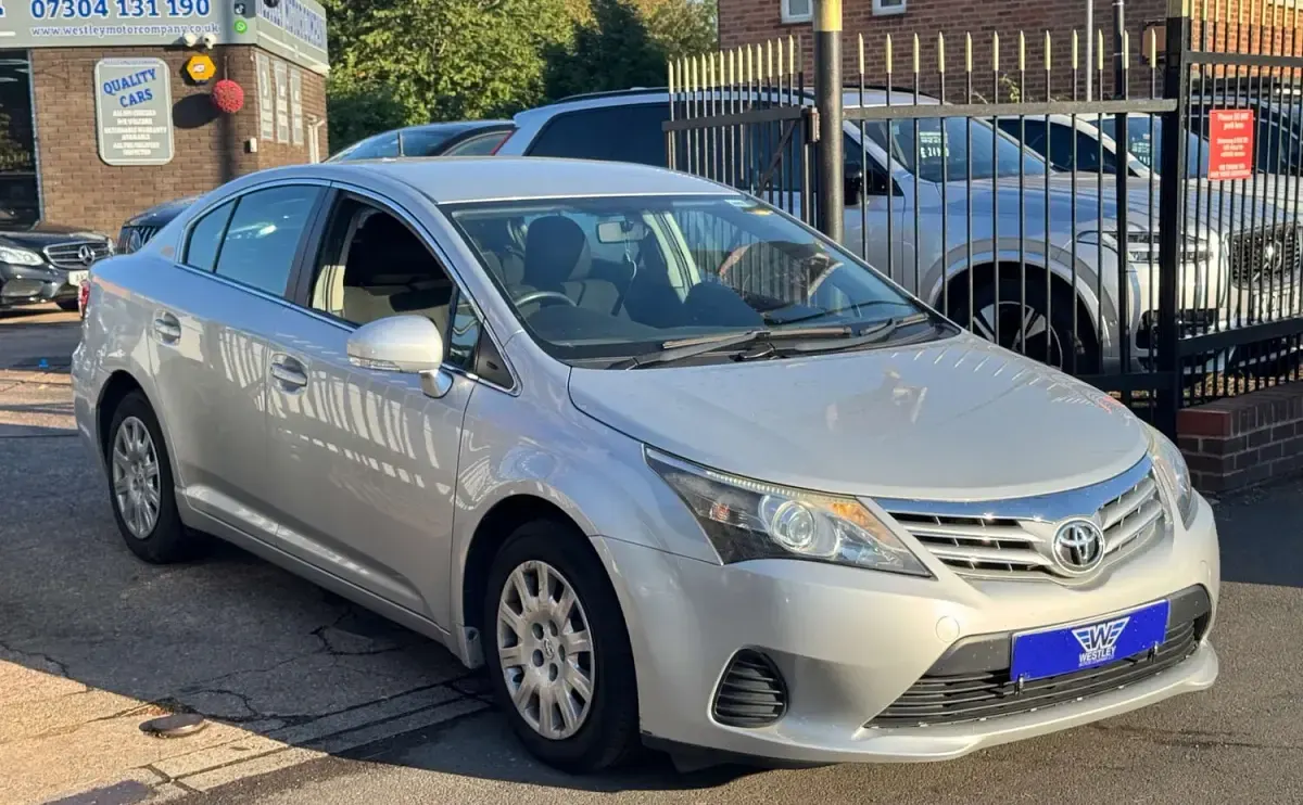 Used Toyota Avensis Active 126 HP (92 kW) 2014 Silver Sedan