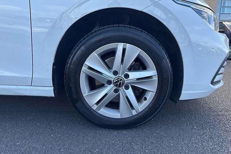 Second-hand VW Golf VIII Life 108 CP (79 kW) 2022 Alb Hatchback