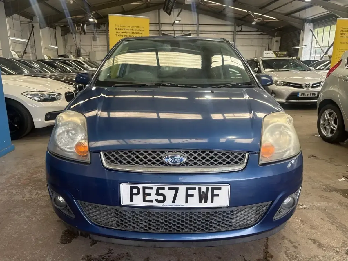 Usado Ford Fiesta Zetec 75 CV (55 kW) 2007 Azul Utilitario