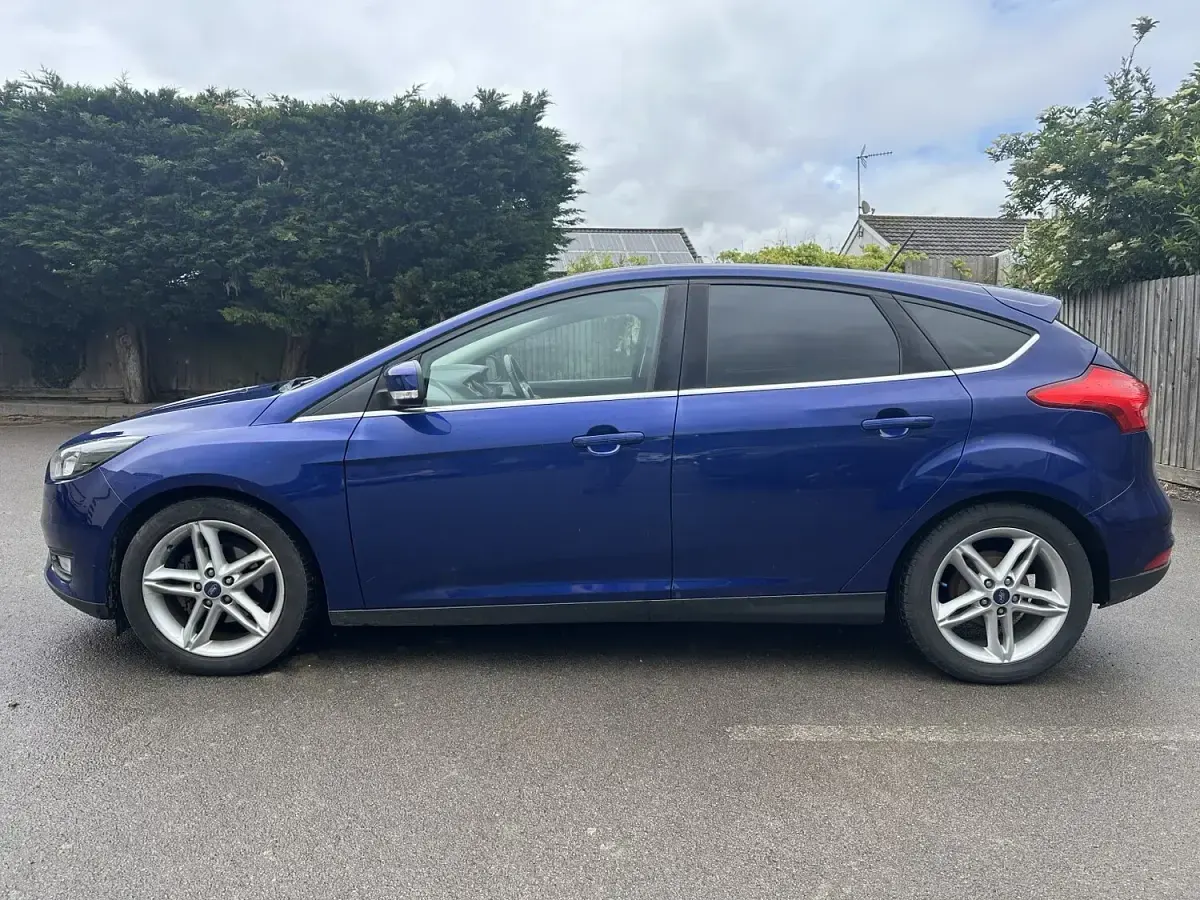Used Ford Focus Zetec 125 HP (91 kW) 2017 Blue Hatchback