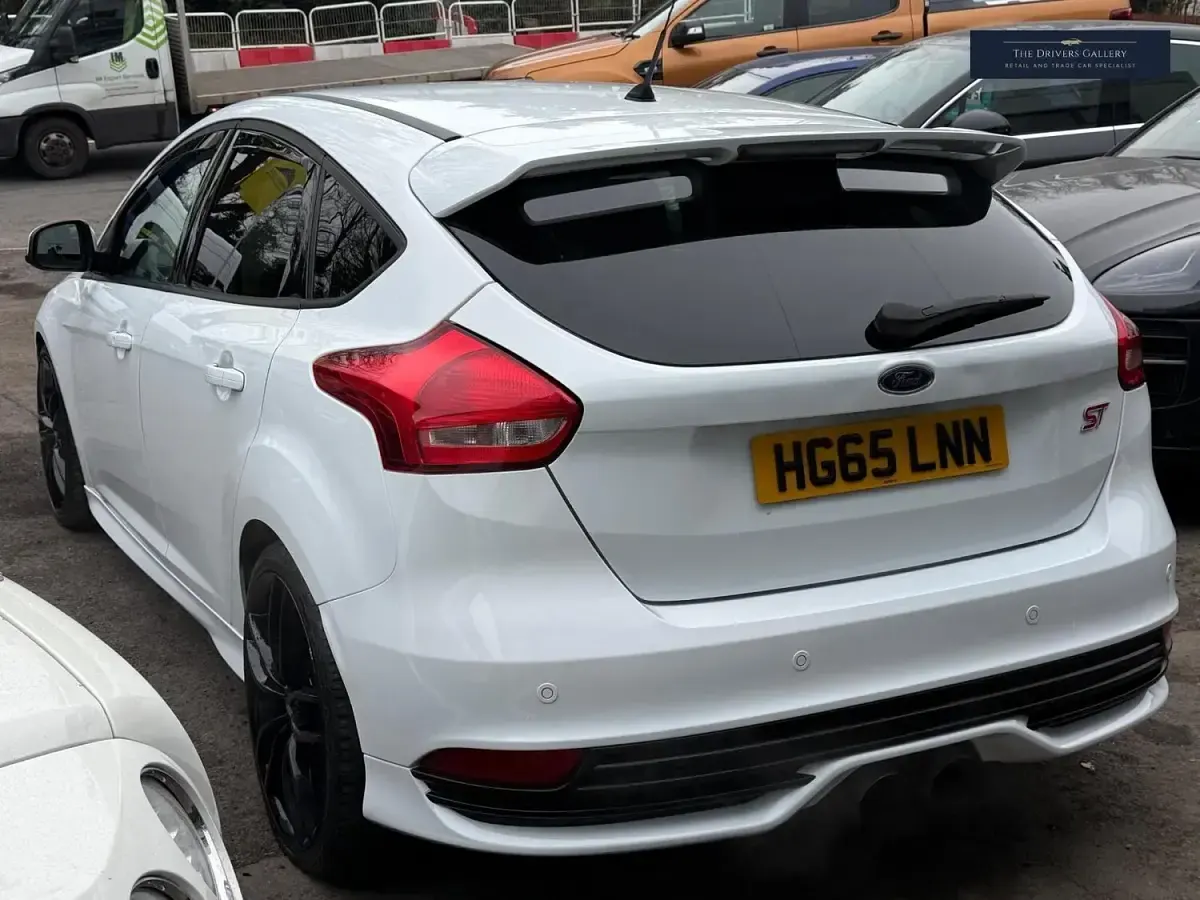 Used Ford Focus ST 250 HP (183 kW) 2016 White Hatchback