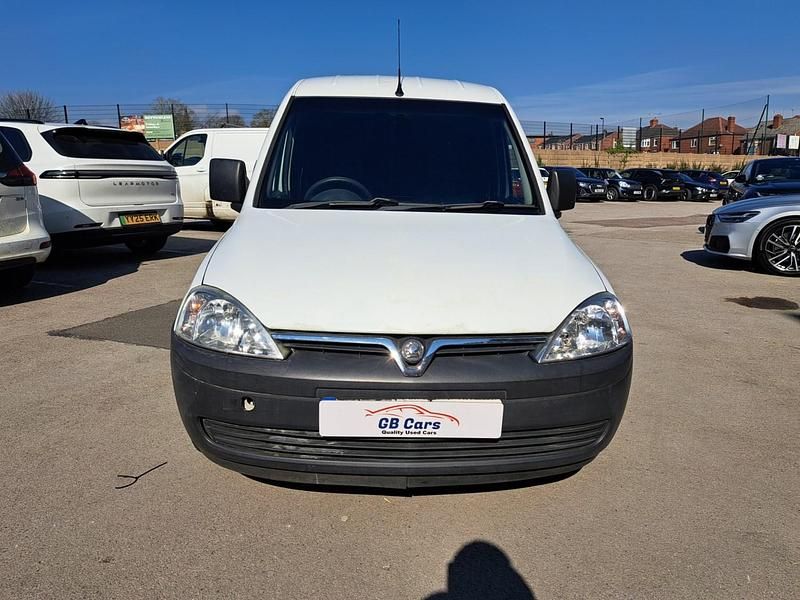 Used Vauxhall Combo 75 HP (55 kW) 2011 White MPV