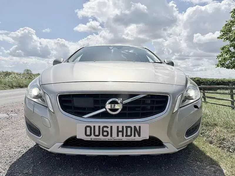 Used Volvo V60 SE Lux 180 HP (132 kW) 2025 Silver Estate