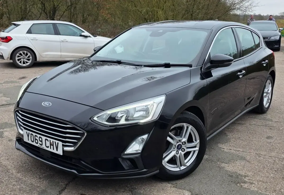 Begagnad Ford Focus Zetec 2020 Svart Halvkombi