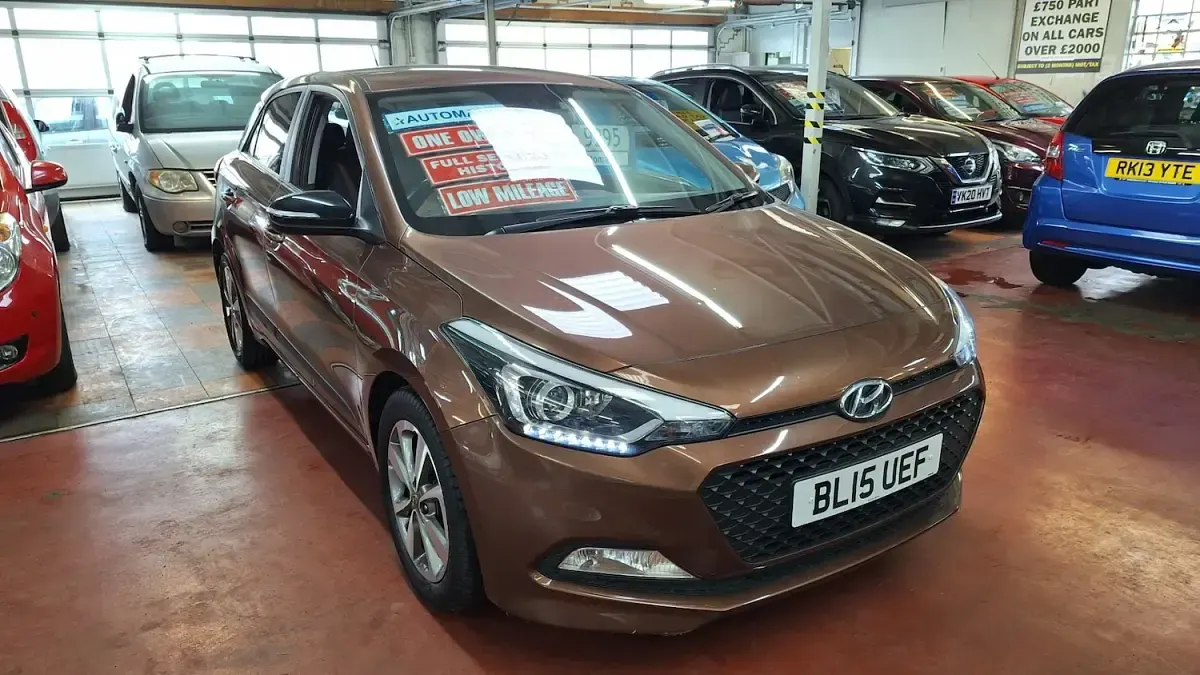 Used Hyundai i20 Premium 100 HP (73 kW) 2015 Brown Hatchback