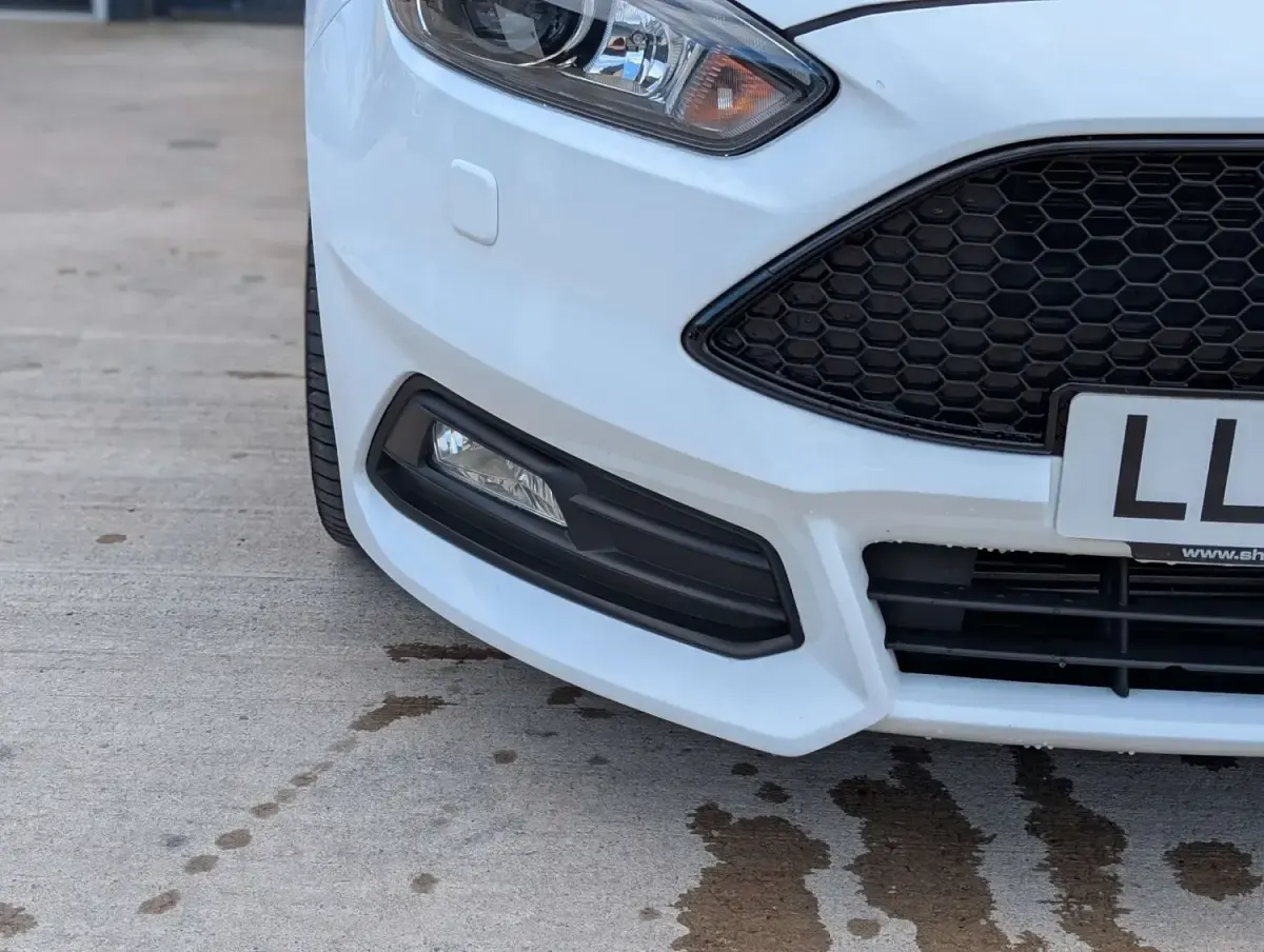 Gebraucht Ford Focus ST 250 PS (183 kW) 2016 Weiß Kleinwagen