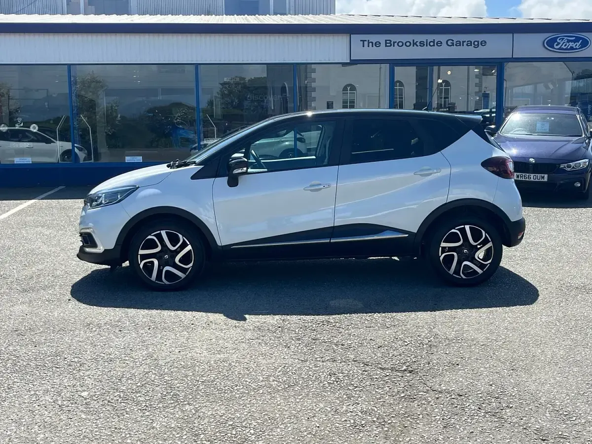 Used Renault Captur Iconic 90 HP (66 kW) 2019 White/black SUV