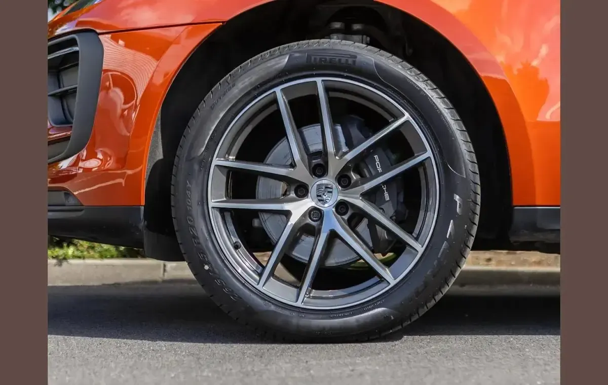 Used Porsche Macan 261 HP (191 kW) 2023 Orange SUV