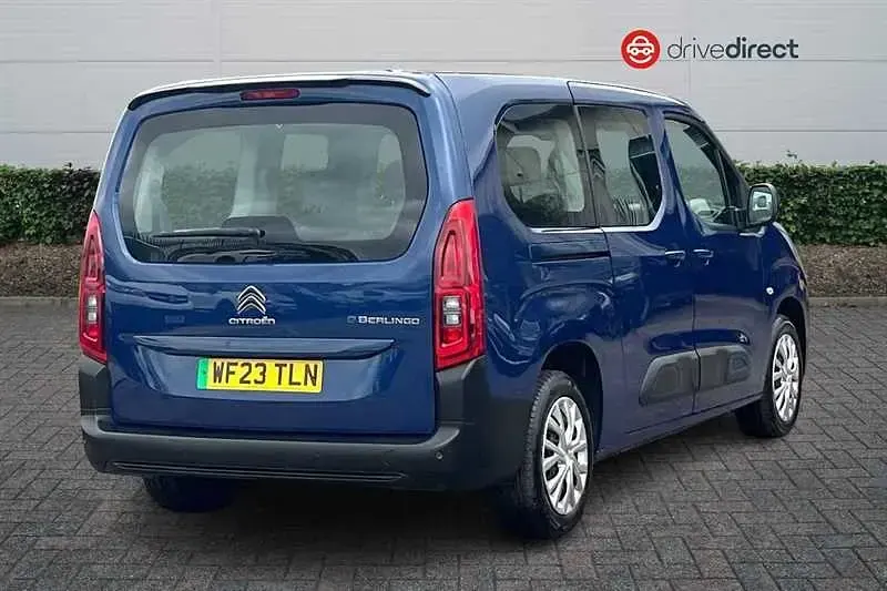 Begagnad Citroën e-Berlingo Feel 100 kW (136 HK) 2023 Blå Minibuss