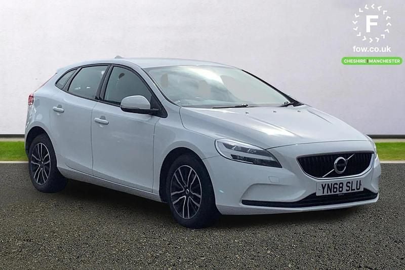 Used Volvo V40 Momentum 122 HP (89 kW) 2018 White Hatchback