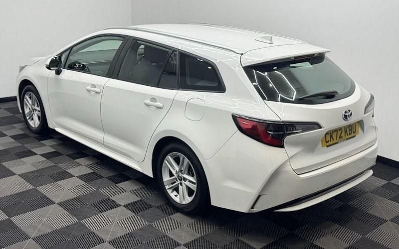 Used Toyota Corolla 122 HP (89 kW) 2022 White Estate