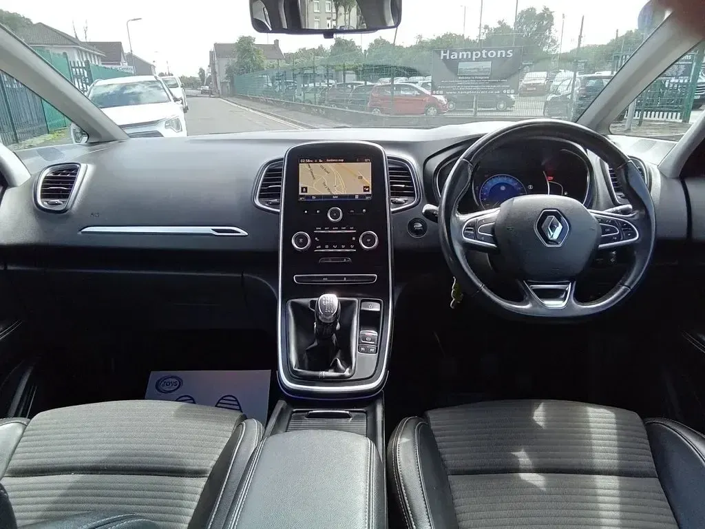 Used Renault Scénic IV Dynamique 110 HP (80 kW) 2017 Red MPV
