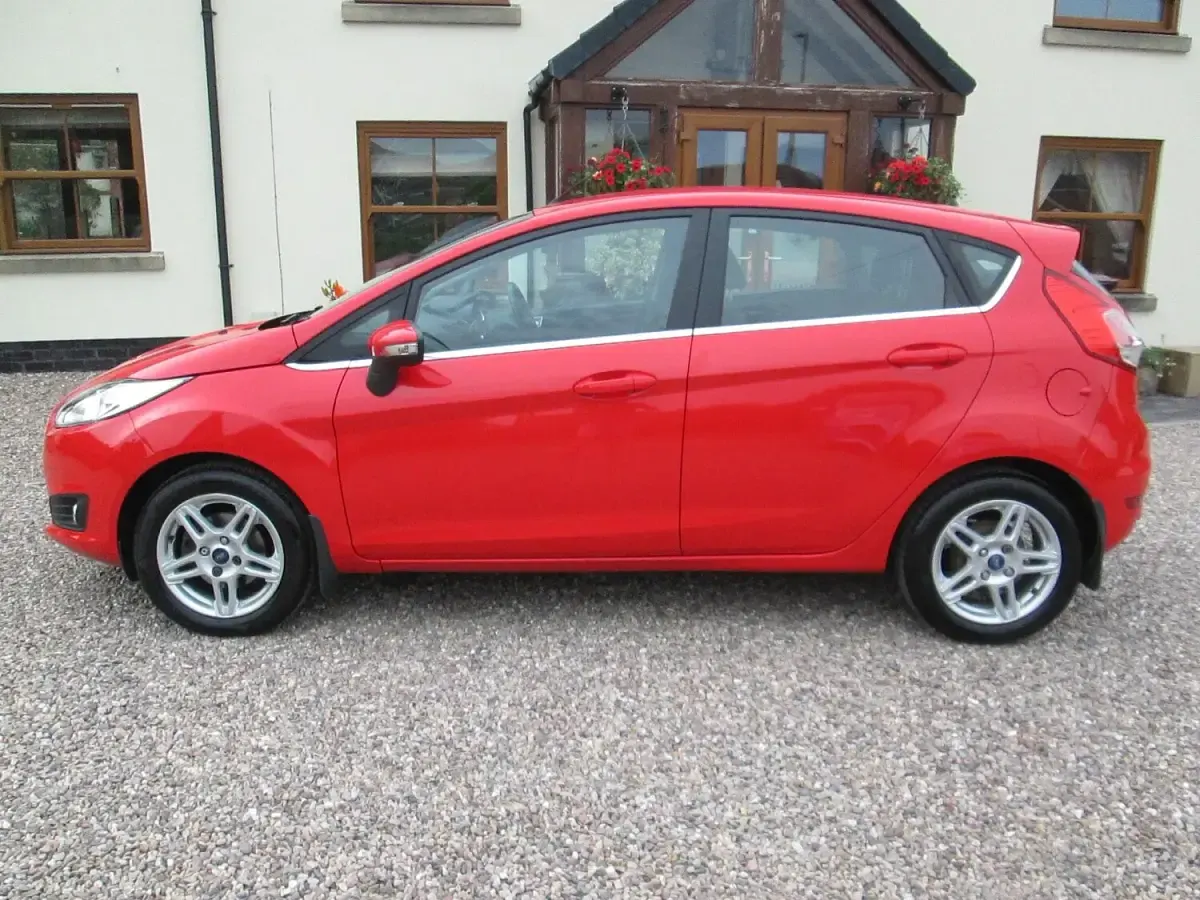 Used Ford Fiesta Zetec 82 HP (60 kW) 2014 Red Hatchback