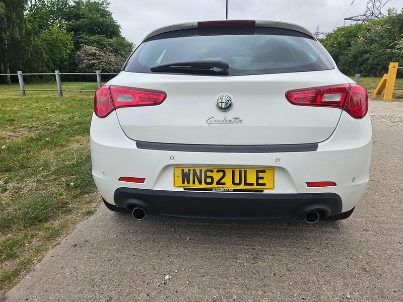 Used Alfa Romeo Giulietta Lusso 140 HP (102 kW) 2012 White Hatchback