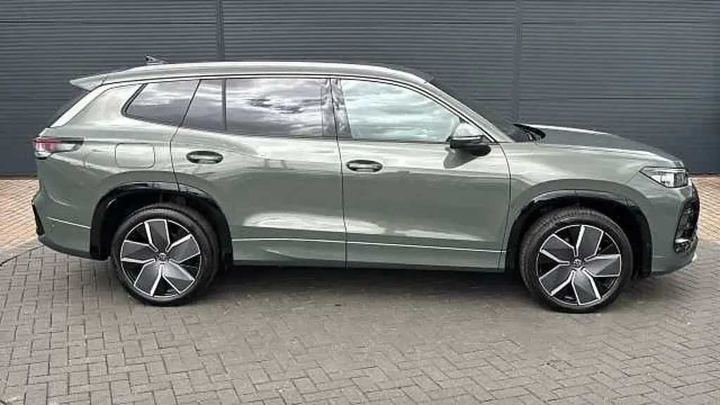 Begagnad VW Tayron R-line 193 HK (141 kW) 2026 Grön SUV