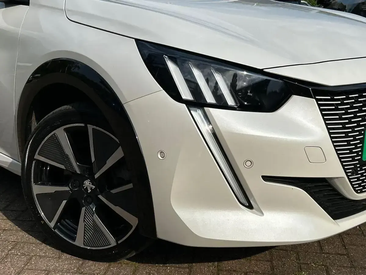 Second-hand Peugeot e-208 Premium 98 kW (134 CP) 2022 Alb Hatchback