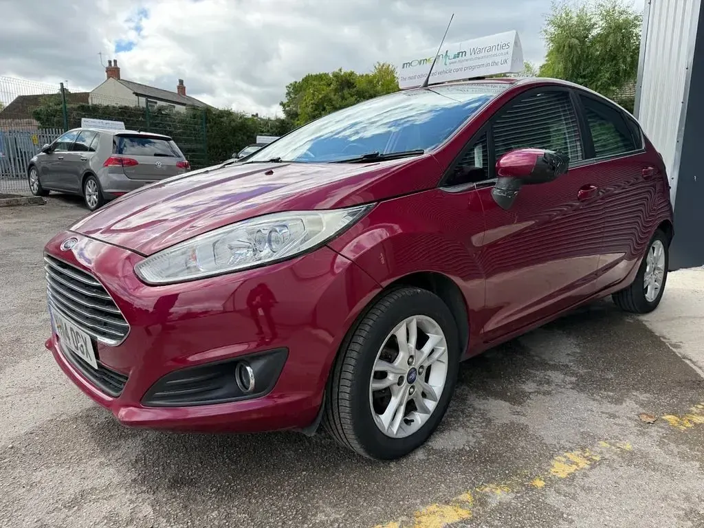 Begagnad Ford Fiesta Zetec 75 HK (55 kW) 2014 Röd Halvkombi